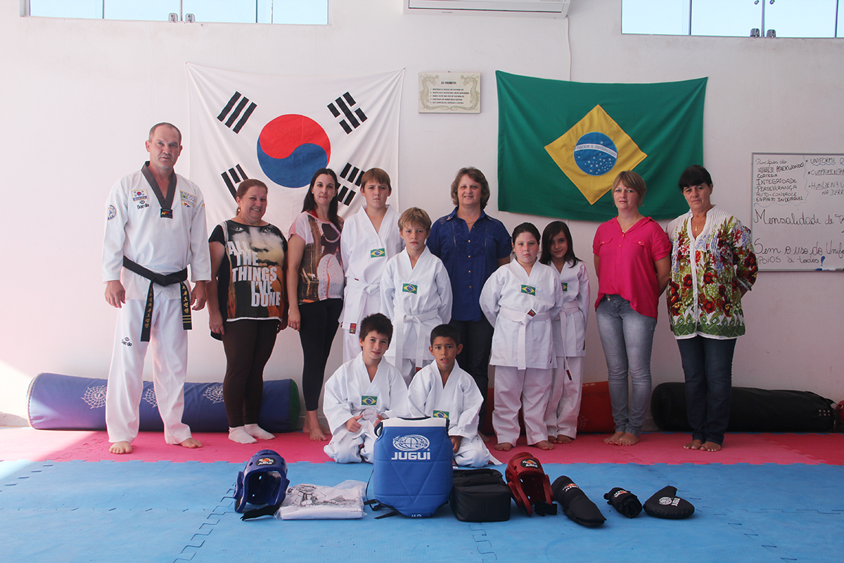 EXECUTIVO ENTREGA KIT DE TAEKWONDO PARA AÇÕES SOCIOEDUCATIVA